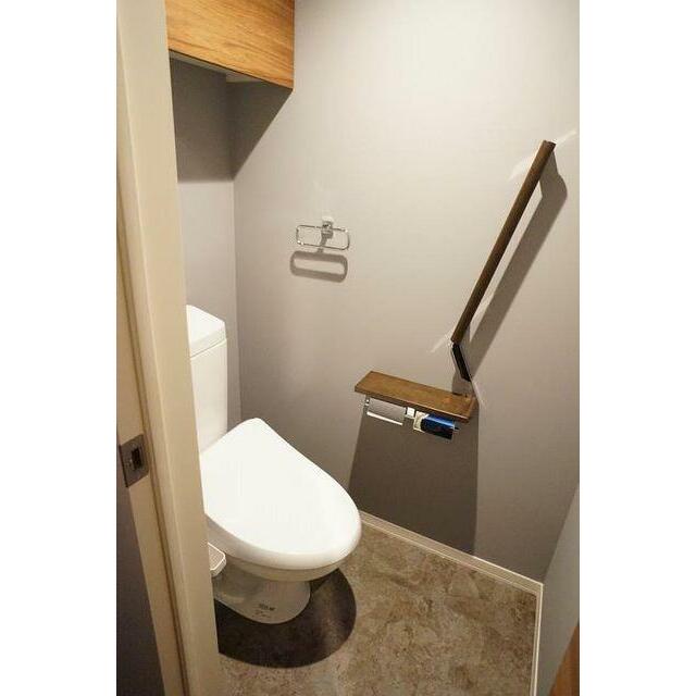 多機能付き便座で、上部には収納がございます。