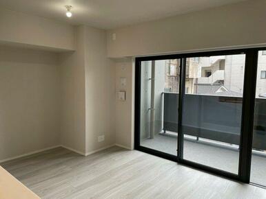 大きな窓から差し込む光で明るいLDKに♪