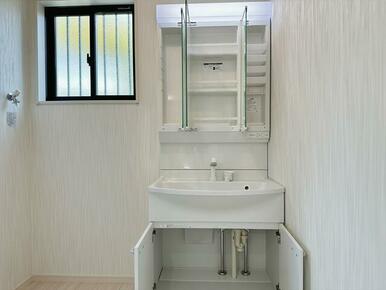 洗面化粧台は洗面キャビネットの収納だけでなく、鏡の裏にも収納スペースがあります。