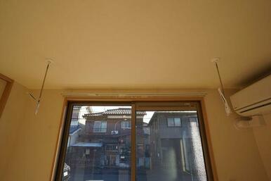 ＬＤＫ天井には室内用物干しフックがあります。使用しないときは簡単に脱着できます。