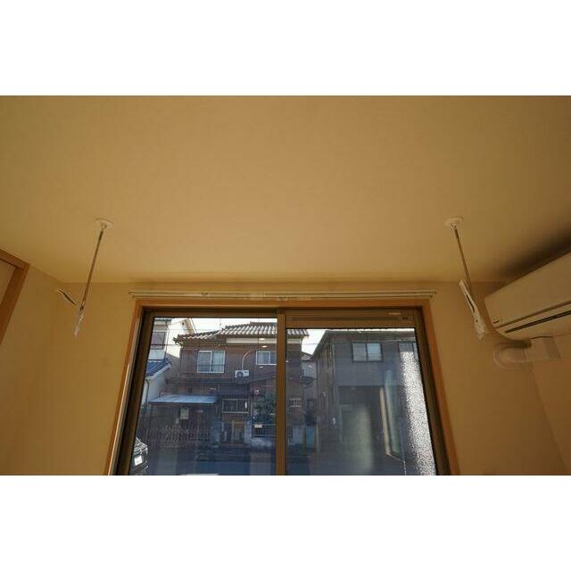 ＬＤＫ天井には室内用物干しフックがあります。使用しないときは簡単に脱着できます。