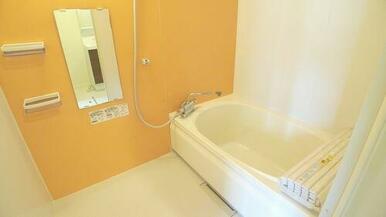 沸し直しができ経済的な追焚機能だけでなく、衣類乾燥や冬に浴室内を暖めてから入浴が出来る暖房機能も付…