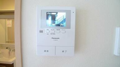 不在時の来訪者も確認できて安心な録画機能付きカラーモニターホンは、防犯効果が高く、安心な生活をご提…