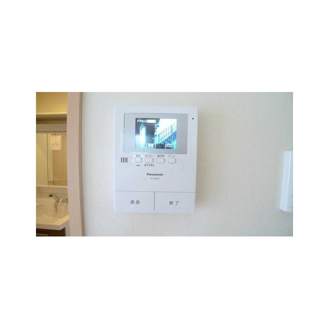 不在時の来訪者も確認できて安心な録画機能付きカラーモニターホンは、防犯効果が高く、安心な生活をご提…