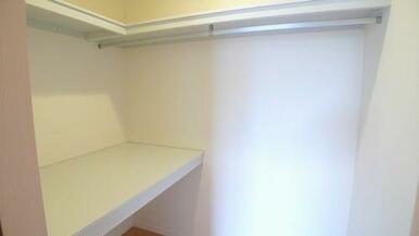 長い丈の衣類もハンガーにかけたまま収納できるハンガーパイプや、衣装ケース収納に便利な中段や、小物収…