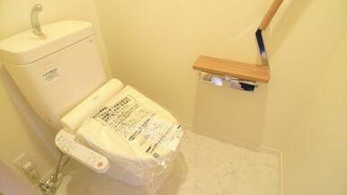 幅広い年齢層から支持されている今や必須アイテムの温水洗浄暖房便座♪冬場も便座が暖かくご使用いただけ…