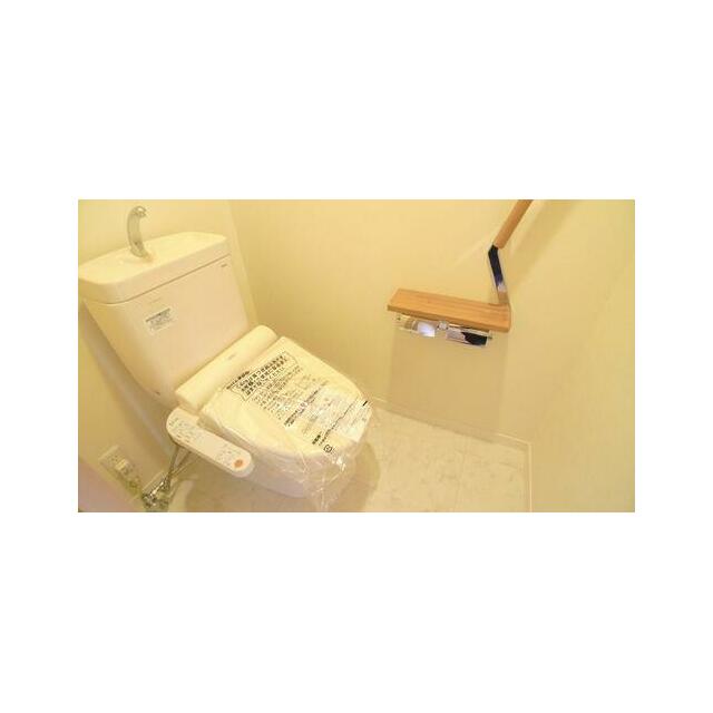 幅広い年齢層から支持されている今や必須アイテムの温水洗浄暖房便座♪冬場も便座が暖かくご使用いただけ…