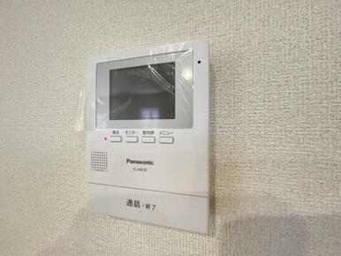 訪問者がひと目でわかるモニター付きインターホンを標準装備。お子さまのお留守番にも安心です！