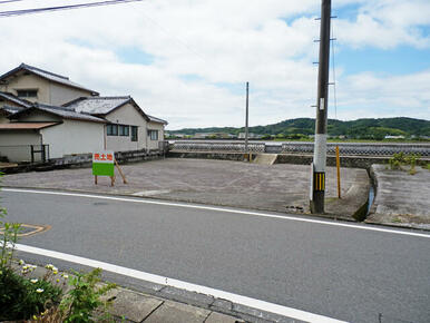 前面道路西側より臨む