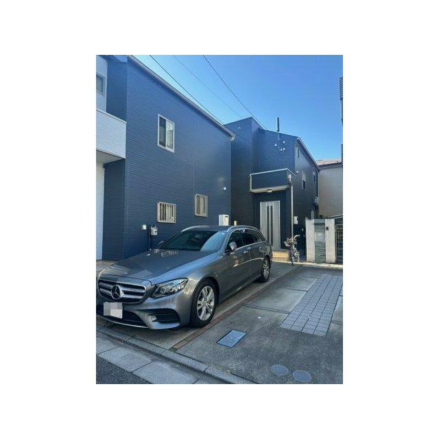 駐車場右奥の戸建となります