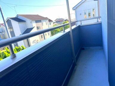 バルコニーは２部屋から出入りが可能です