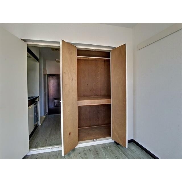 天井の高さまでしまえる押し入れです