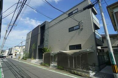 重厚感のある３階建てシャーメゾン。環境に配慮したＺＥＨ仕様のシャーメゾン。