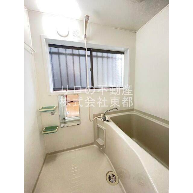 窓付きのバスルーム♪換気もできて気持ちいいですね♪