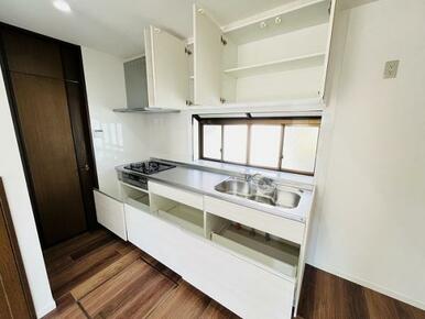 「キッチン」新品交換、収納スペース充実しています。