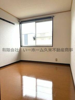 コンパクトで使いやすい洋室です