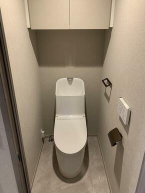 トイレ内上部に吊戸棚を設置