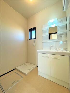 洗面所には忙しい時間に便利な独立洗面台と、洗濯機用防水パンがあります。