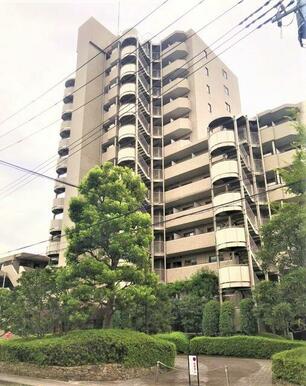 総戸数77戸、地上13階建ての4階部分。JR京浜東北線「川口」駅徒歩9分。閑静な住宅街です。