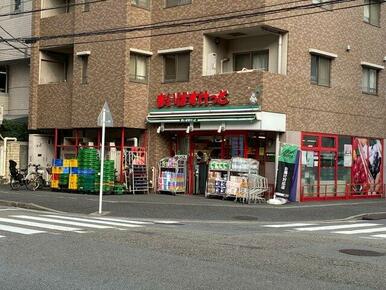 スーパーまいばすけっと新横浜1丁目店までは徒歩２分、110ｍです。