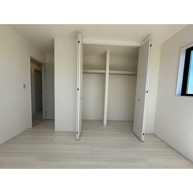 大切な洋服にはきちんと収納場所を用意したい（12号棟）