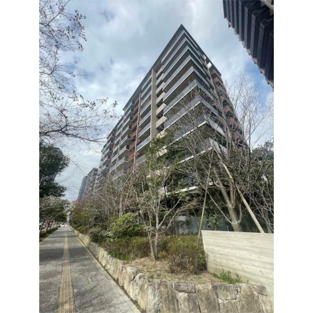 都会の洗練された佇まい。空へと伸びるようなタワーレジデンスが、都市生活にゆとりと彩りを添えます。