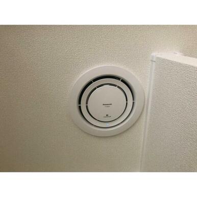 洋室クローゼット内天井に、埋込型ナノイー換気扇
