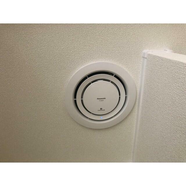 洋室クローゼット内天井に、埋込型ナノイー換気扇