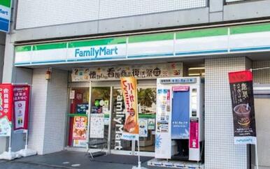 ファミリーマート初台駅北口店