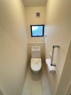 ご高齢者に限らず、妊娠中や体調不良時にも心強い手すり。立ち座りの動作時の支えとなってくれます（1号棟）