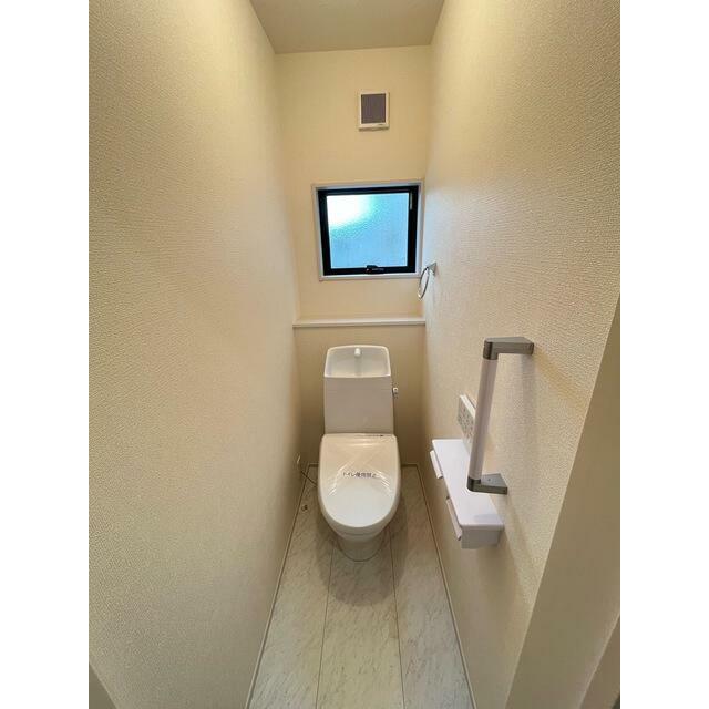 ご高齢者に限らず、妊娠中や体調不良時にも心強い手すり。立ち座りの動作時の支えとなってくれます（1号棟）