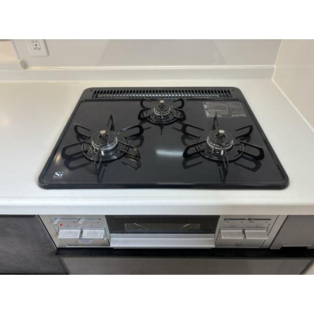 【3口ガスコンロ（3号棟）】3口コンロで炒める・煮る・温めるを同時に進行。忙しい平日ご飯が一気に楽に。
