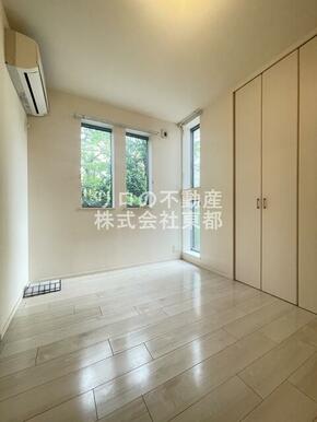 落ち着いた雰囲気で寝室向きのお部屋です♪