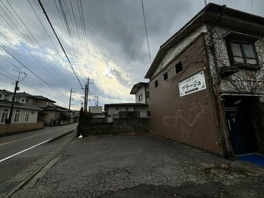 前面道路含む現地写真です