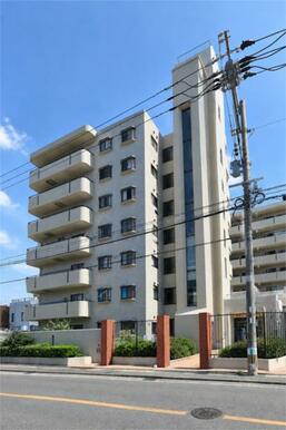 清潔感のある外観が魅力のマンション。周辺の街並みにも調和し、穏やかな暮らしを演出します。採光にも配慮