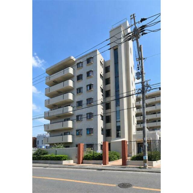 清潔感のある外観が魅力のマンション。周辺の街並みにも調和し、穏やかな暮らしを演出します。採光にも配慮
