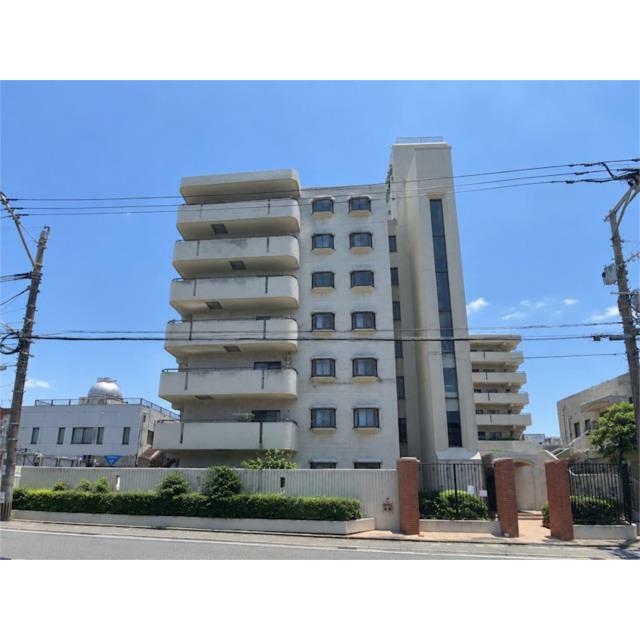 街並みに溶け込む落ち着いた外観のマンションです。開放的なバルコニーは、日々の暮らしに広がりをもたらし