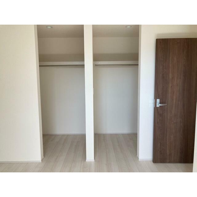 空間の使い方はいろいろ。服だけでなくさまざまなアイテムの収納にも◎（1号棟）