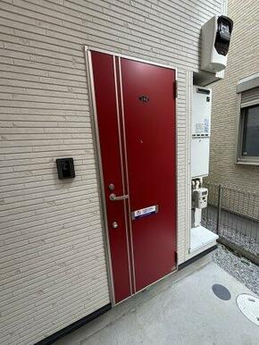 赤の玄関ドアがとてもおしゃれです。