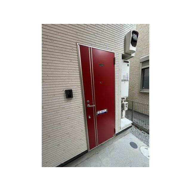 赤の玄関ドアがとてもおしゃれです。