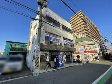 駅まで徒歩４分の好立地に建つ鉄骨造陸屋根３階建て２階部分