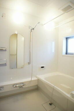 ・一日の疲れを癒してくれる浴室はホワイトを基調とした清潔感のある浴室です♪