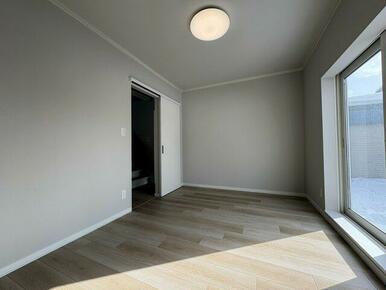 造作した壁スペースは、壁補強を行いリビング側に壁掛けテレビ設置可能な仕様にしています。