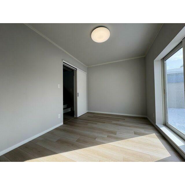 造作した壁スペースは、壁補強を行いリビング側に壁掛けテレビ設置可能な仕様にしています。