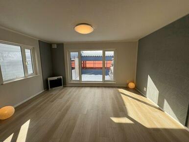 ストーブ移設しました！デザインクロス施工しています♪