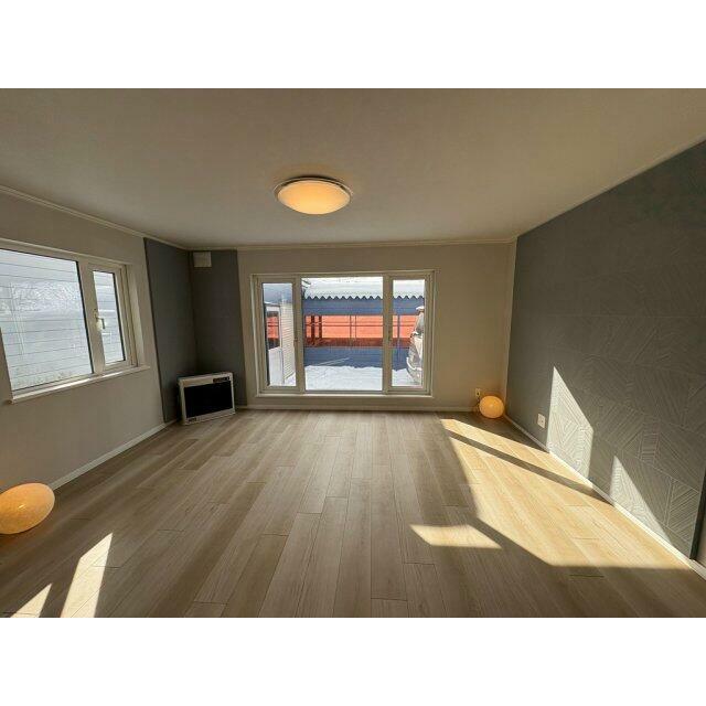 ストーブ移設しました！デザインクロス施工しています♪