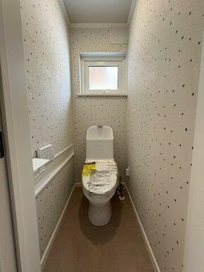 開閉サッシ付きのトイレ♪壁には、ペーパー入れを造作しました♪