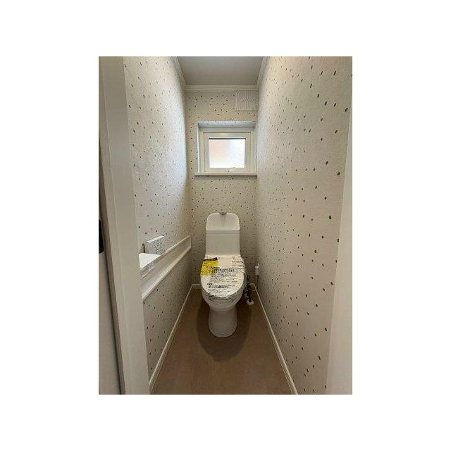 開閉サッシ付きのトイレ♪壁には、ペーパー入れを造作しました♪