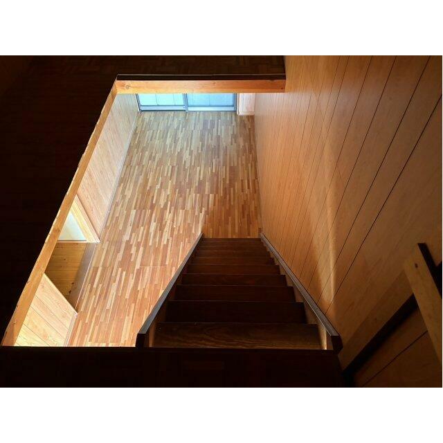 上下階をゆるやかにつなぐ、見通しの良い空間