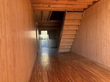 屋根裏収納へつながる階段付きスペース